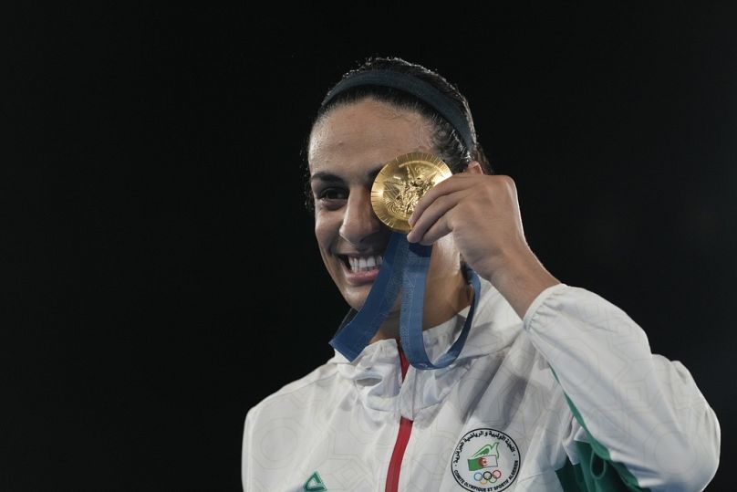 La boxeuse algérienne Imane Khelif montre fièrement sa médaille d'or chez les 66 kg femmes à Paris le vendredi 10.08.2024