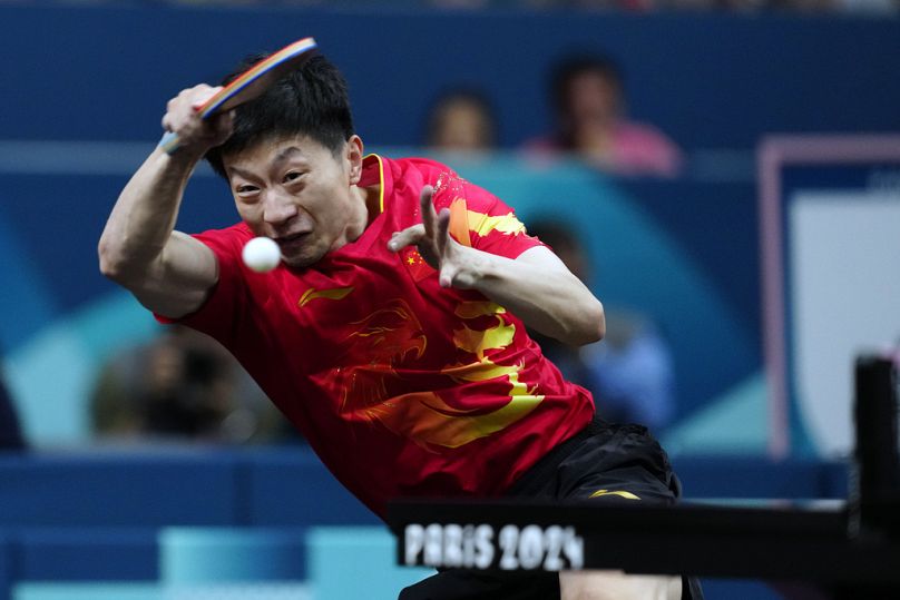Le Chinois Ma Long et son coéquipier Wang Chuqin jouent contre les Suédois Anton Kallberg et Kristian Karlsson lors du match de tennis de table par équipes pour la médaille d'or masculine