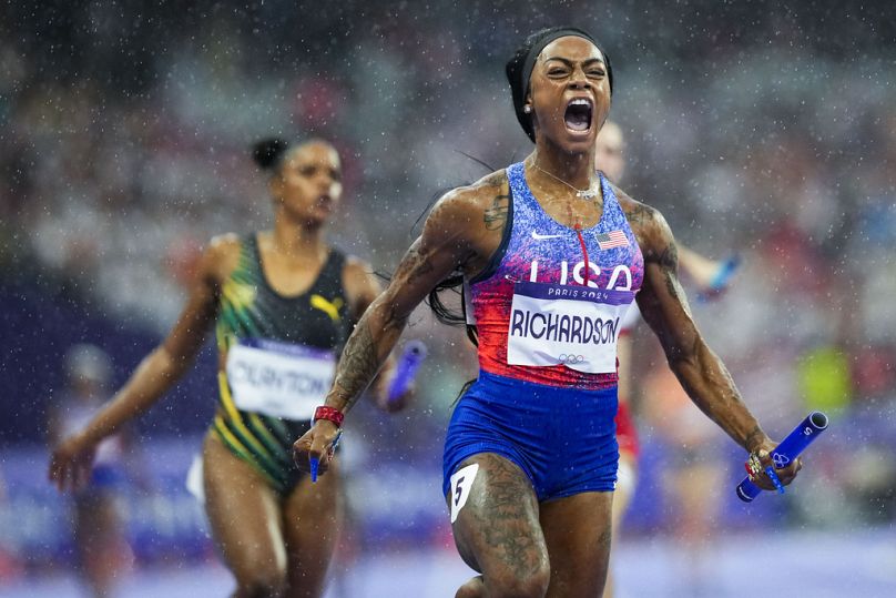 L'Américaine Sha'carri Richardson célèbre sa victoire en finale du relais 4 x 100 mètres féminin aux Jeux olympiques d'été de 2024, le vendredi 9 août 2024, à Paris