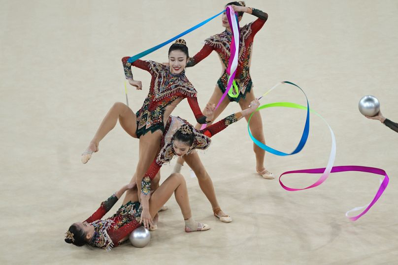 L'équipe chinoise se produit avec des rubans et des ballons lors de la finale de gymnastique rythmique par groupe à La Chapelle Arena pendant les Jeux olympiques d'été de 2024