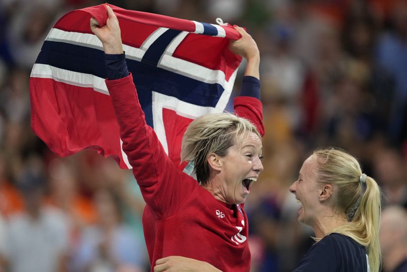 La gardienne norvégienne Katrine Lunde, à gauche, célèbre la victoire après le match de handball pour la médaille d'or entre la Norvège et la France aux Jeux olympiques d'été de 2024