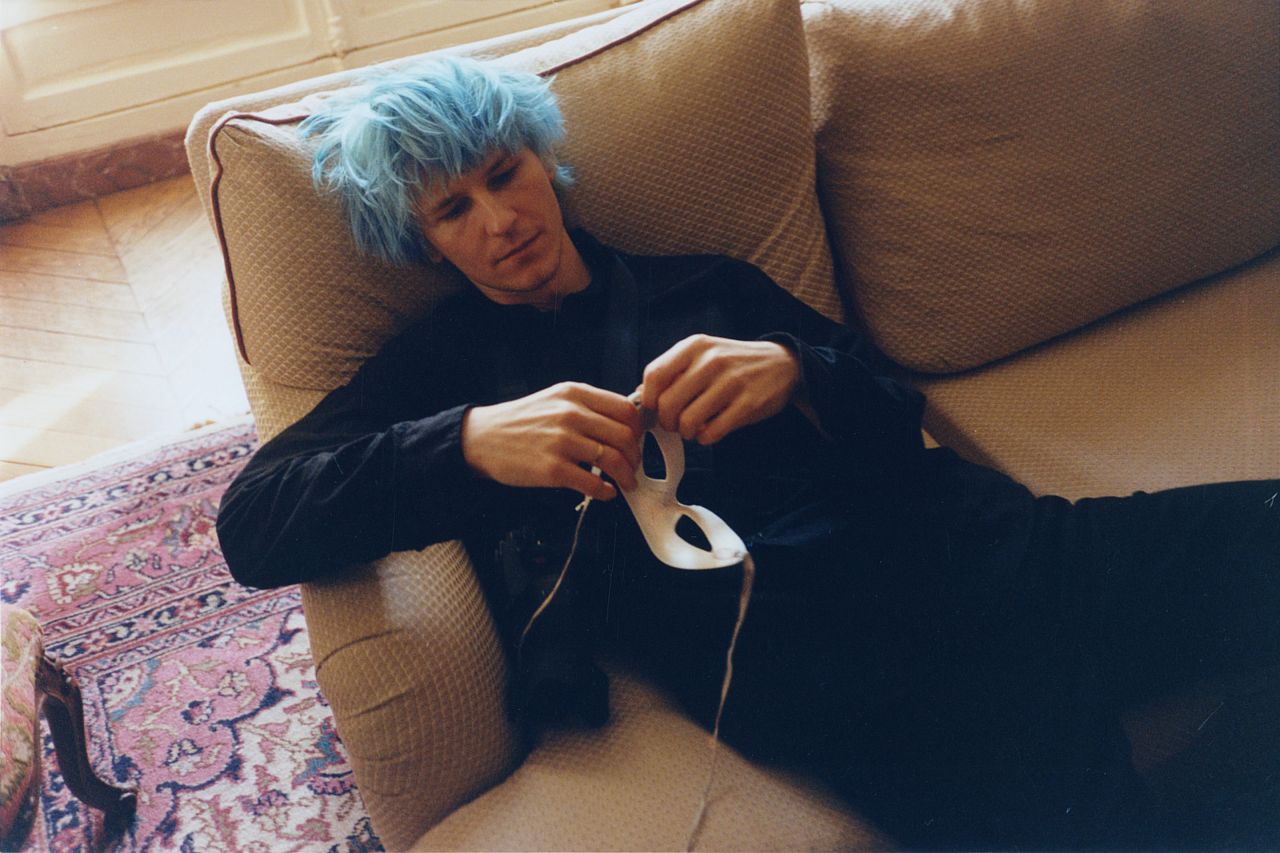 Vlad Zorin photographié tenant un masque blanc