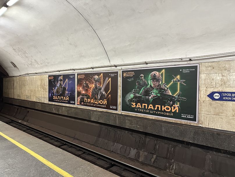 Affiches de recrutement militaire à Kyiv.
