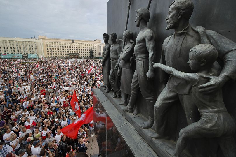 DOSSIER - Sur cette photo d'archive du 18 août 2020, des partisans de l'opposition biélorusse se rassemblent pour un rassemblement de protestation devant le bâtiment du gouvernement sur la place de l'Indépendance à Minsk, en Biélorussie.