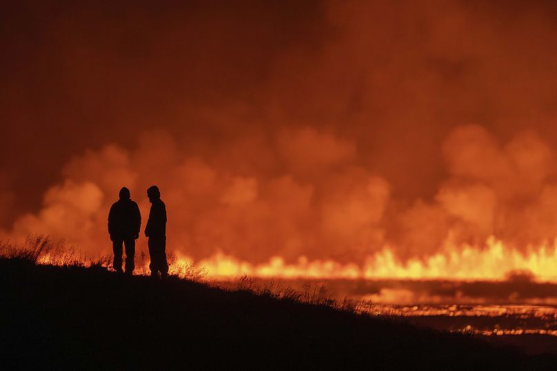 Des visiteurs tentent d'avoir une vue sur l'éruption volcanique dans le sud-ouest de l'Islande, le 22 août 2024
