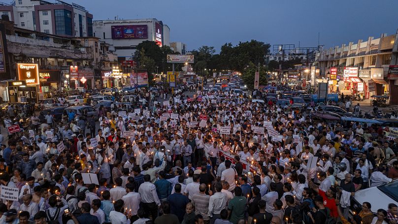 Le personnel médical tient des bougies et marche lors d'un rassemblement de protestation à Prayagraj contre le viol et le meurtre d'un médecin stagiaire, le 17 août 2024