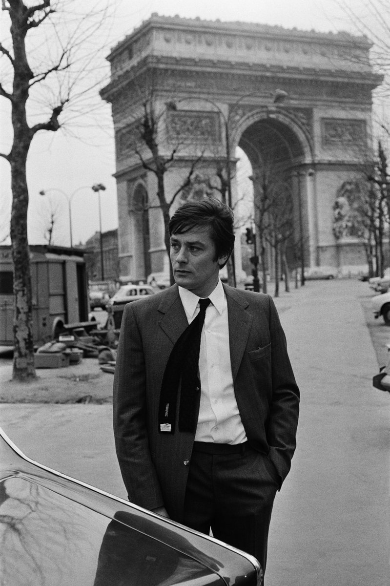 Monsieur Klein ou Rocco, le Guépard ou le Samouraï, Alain Delon a incarné des rôles légendaires, et fait rêver le monde. Prêtant son visage inoubliable pour bouleverser nos vies. Mélancolique, populaire, secret, il était plus qu’une star : un monument français.