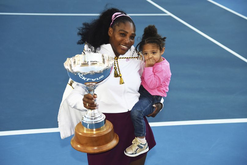Serena Williams tient sa fille Alexis Olympia Ohanian Jr. et le trophée ASB après avoir remporté son match de finale en simple, le 12 janvier 2020