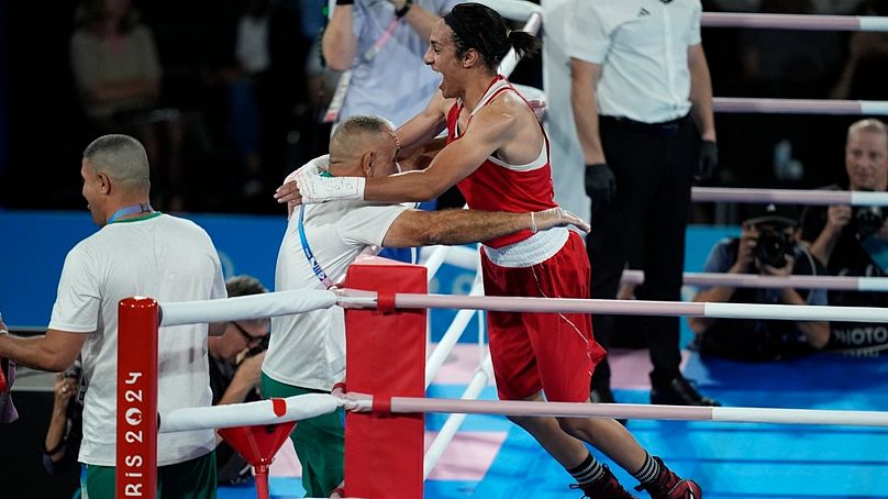 L'Algérienne Imane Khelif célèbre sa victoire face à la Chinoise Yang Liu pour remporter l'or lors de la finale de boxe féminine des 66 kg 