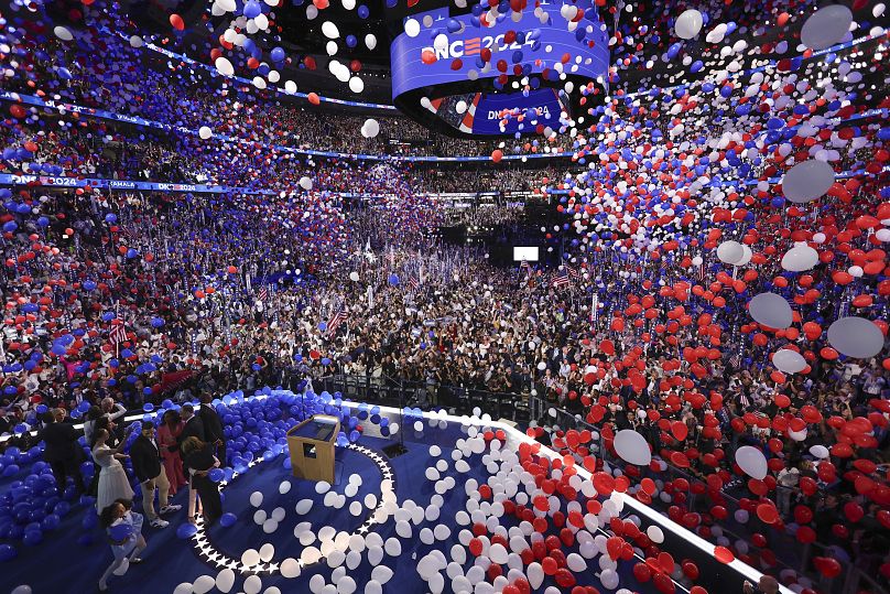 Des ballons sont lâchés après le discours de la candidate démocrate à la présidence Kamala Harris lors du dernier jour du DNC, le 22 août 2024
