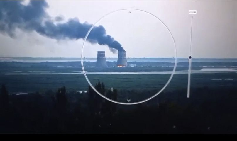 De la fumée s'élève d'une tour de refroidissement de la centrale nucléaire de Zaporizhzhia, dans une zone contrôlée par la Russie à Energodar, dans la région de Zaporizhzhia en Ukraine, le dimanche 11 août 2024.