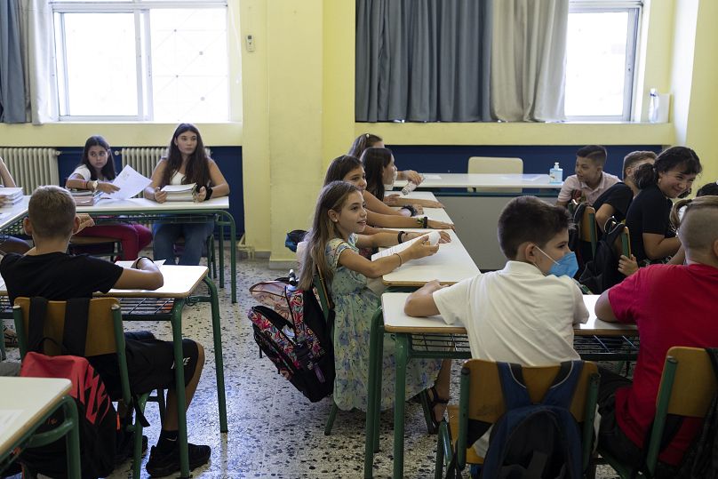 Des élèves assistent à un cours lors de leur premier jour d'école dans une école primaire publique du Pirée, le 12 septembre 2022