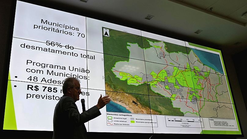 Le secrétaire exécutif du ministère de l'Environnement, Joao Paulo Capobianco, présente les données sur la déforestation de l'Amazonie et du Cerrado au siège du ministère à Brasilia, au Brésil, le 7 août 2024.