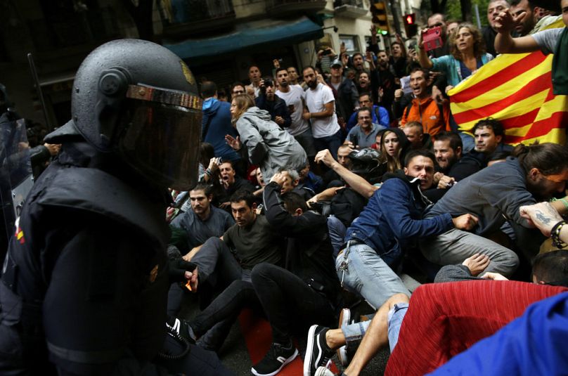 Affrontements entre la police nationale espagnole et des partisans du référendum à Barcelone le jour du référendum sur l'indépendance de la Catalogne, le 1er octobre 2017.