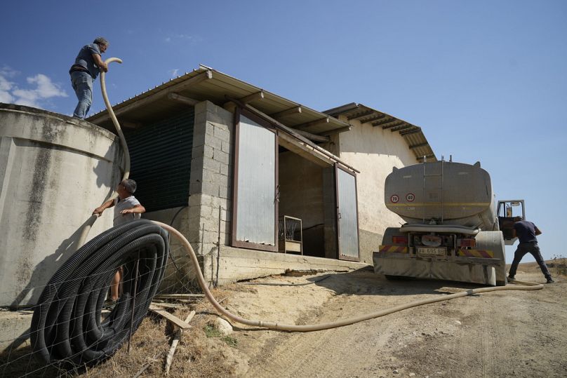L'eau est amenée par un camion-citerne pour le bétail d'une ferme, à Cammarata, dans le centre de la Sicile, en Italie.