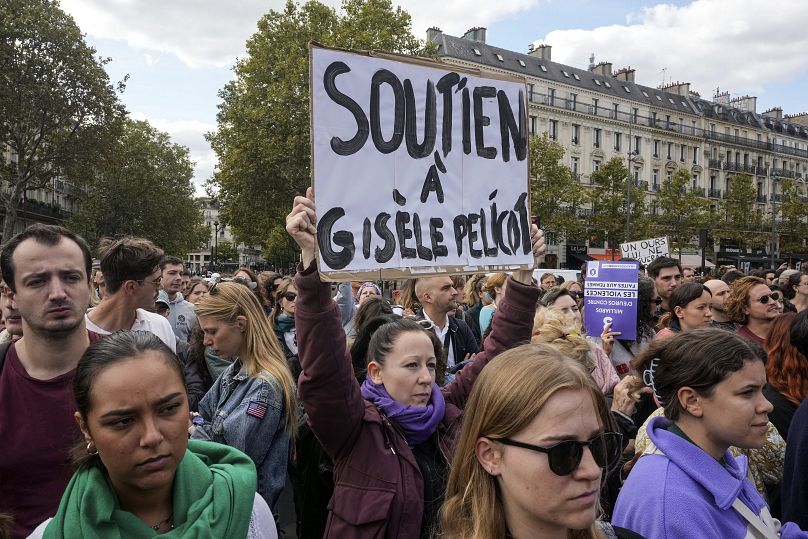 Des personnes participent à un rassemblement en soutien à Gisèle Pélicot, 71 ans, qui aurait été droguée par son ex-mari et violée par des dizaines d'hommes, le 14 septembre 2024
