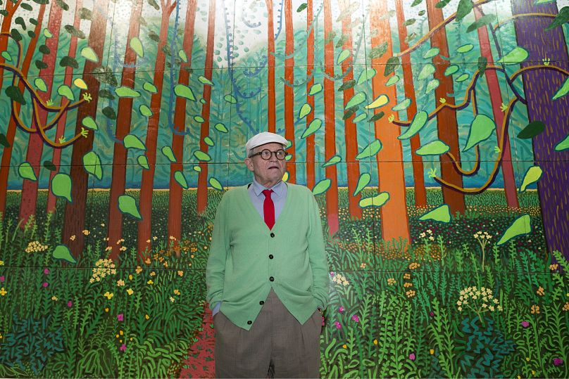 David Hockney pose lors du dévoilement d'un immense tableau qu'il fait don au Centre Pompidou à Paris,