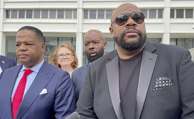 Isaac Hayes III, à droite, et son avocat s'adressent aux journalistes devant un palais de justice fédéral à Atlanta, le mardi 3 septembre 2024.