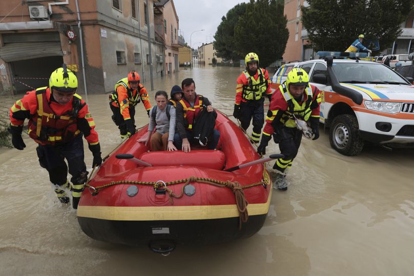 Les pompiers utilisent un canot pour évacuer les civils après les inondations à Faenza, dans la région d'Émilie-Romagne