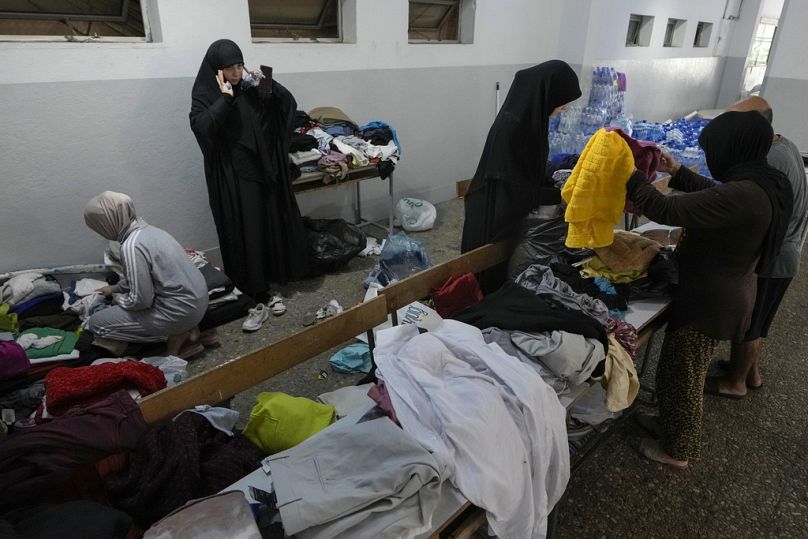 Des bénévoles distribuent des vêtements aux femmes déplacées dans une école de Beyrouth, le jeudi 26 septembre 2024.