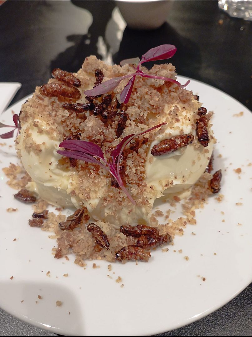 Posset à la citronnelle avec grillons caramélisés et pincée de grillons entiers rôtis