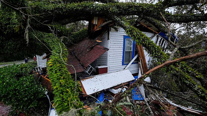 Une maison centenaire endommagée est vue après qu'un chêne s'est posé dessus après le passage de l'ouragan Helene dans la région, le 27 septembre 2024, à Valdosta, en Géorgie.