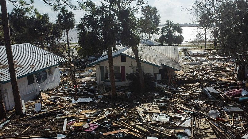 Des débris entourent les Faraway Inn Cottages and Motel à la suite de l'ouragan Helene, à Cedar Key, en Floride, le 27 septembre 2024.