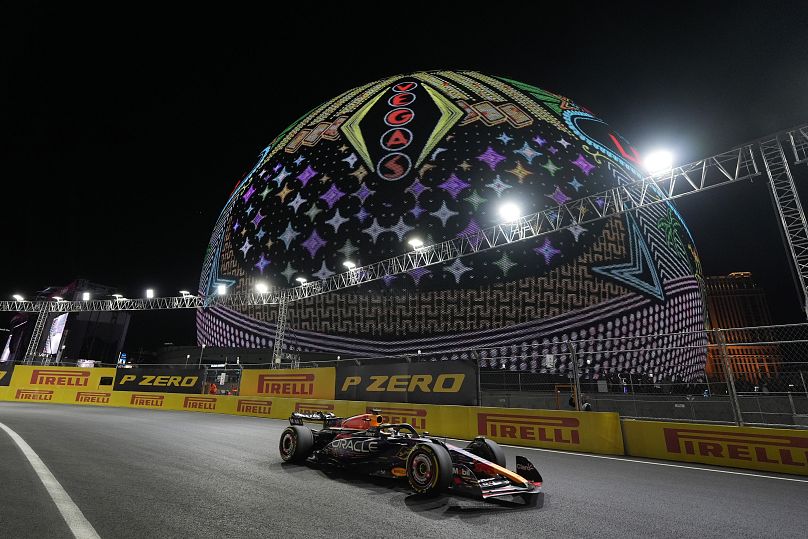 Le pilote Red Bull Max Verstappen, des Pays-Bas, passe devant la Sphère lors de la course automobile du Grand Prix de Formule 1 de Las Vegas, le 18 novembre 2023, à Las Vegas.