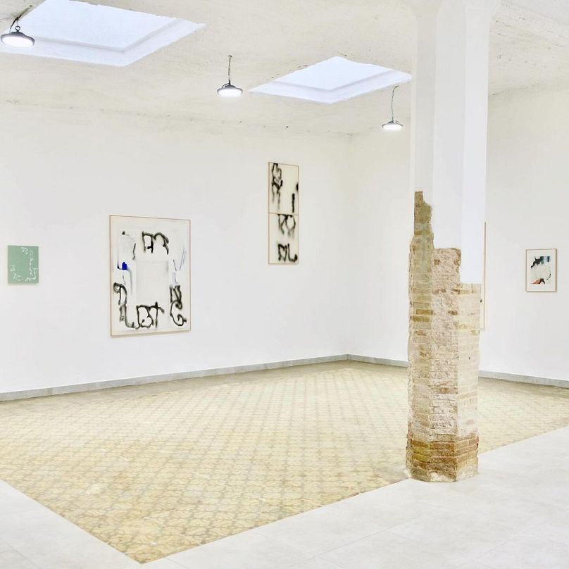 Vue de l'installation de l'exposition d'art d'Alsino Skowronnek « A Hard Problem » au Manifesto Barcelona, novembre 2023