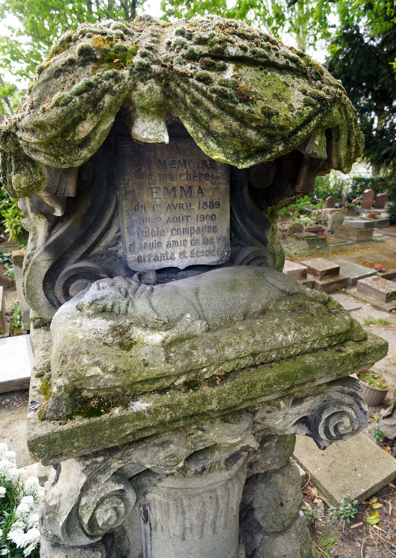Hommage d'une princesse à son chien nommé Emma en 1900, Paris, France.