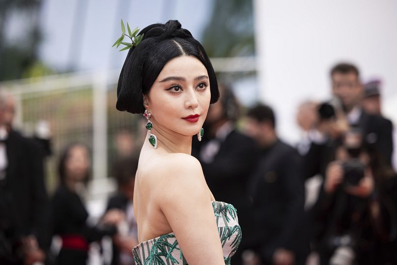 Fan Bingbing pose pour les photographes à son arrivée à la cérémonie d'ouverture et à la première du film
