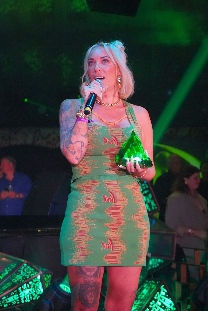 Sam Divine reçoit son prix du meilleur DJ House aux DJ Awards 2024, Ibiza, Espagne, le 2 octobre.