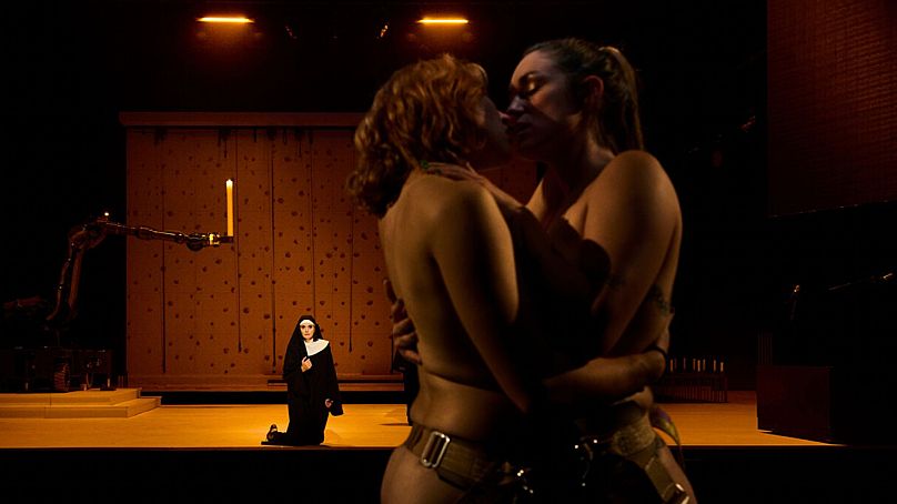 L'opéra dure deux heures et 45 minutes sans interruption...