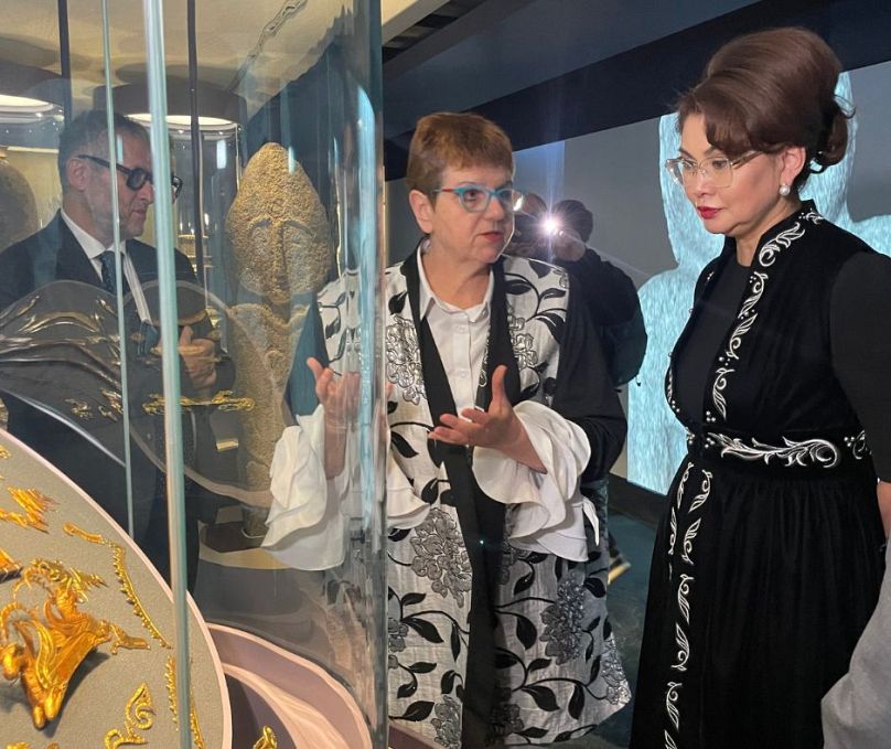 Le directeur du musée Guimet et historien de l'art Yannick Lintz (à gauche) montre à la ministre de la Culture du Kazakhstan, Aida Balayeva (à droite), la coiffe de l'Homme d'Or.