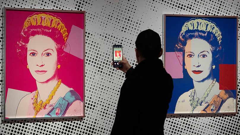 Un homme prend une photo au musée Paleis Het Loo à Apeldoorn, aux Pays-Bas, le mercredi 9 octobre 2024 – des tirages similaires à une œuvre de Warhol volés dans une galerie à Oisterwijk