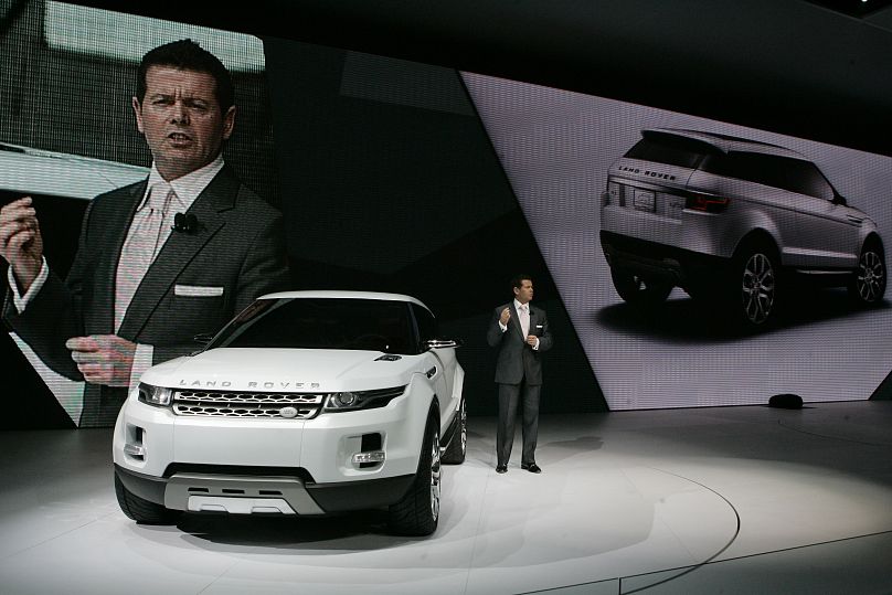 Gerry McGovern, alors directeur du design chez Land Rover, présente le concept LRX au Salon international de l'auto de l'Amérique du Nord, le dimanche 13 janvier 2008.