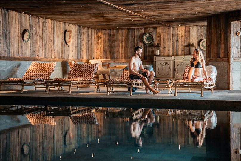 Couple profitant du spa du Refuge de Solaise