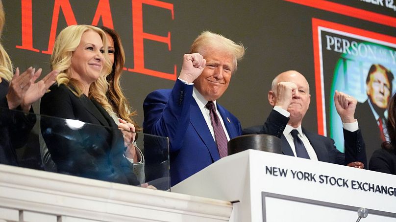 Le président élu Donald Trump fait des gestes après avoir sonné la cloche d'ouverture de la Bourse de New York - jeudi 12 décembre 2024