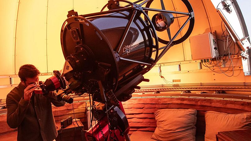 Un puissant télescope dans la tour d'observation spécialement construite