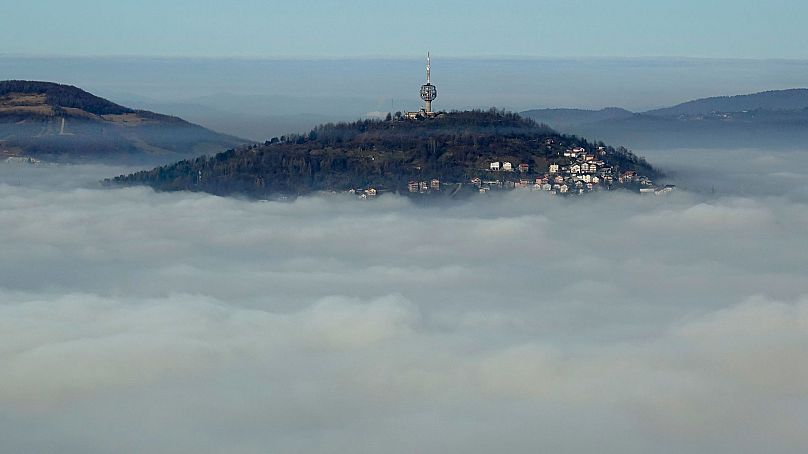 La capitale bosniaque Sarajevo est recouverte de couches de brouillard, Bosnie, 17 décembre 2020.