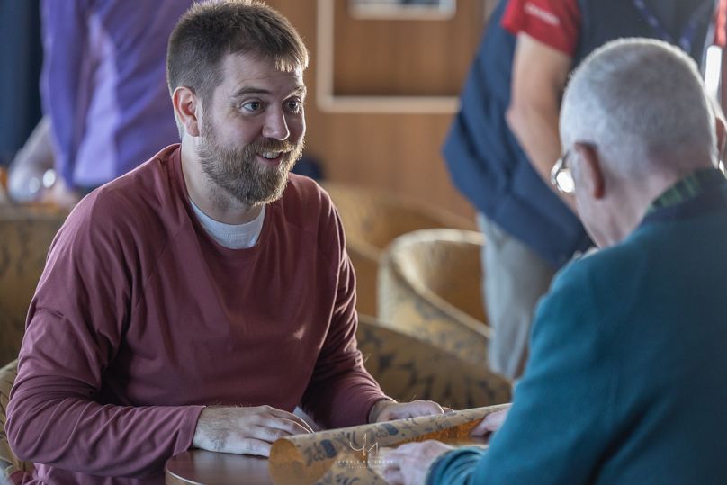 Nick Dauk emballe les cadeaux de Noël sur le navire