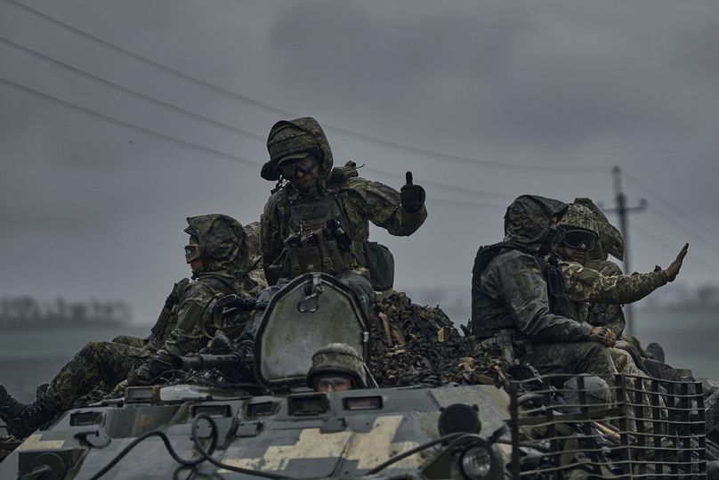 Des militaires ukrainiens chevauchent un APC en direction des positions de première ligne près de Vuhledar, dans la région de Donetsk, en Ukraine, le lundi 1er mai 2023.