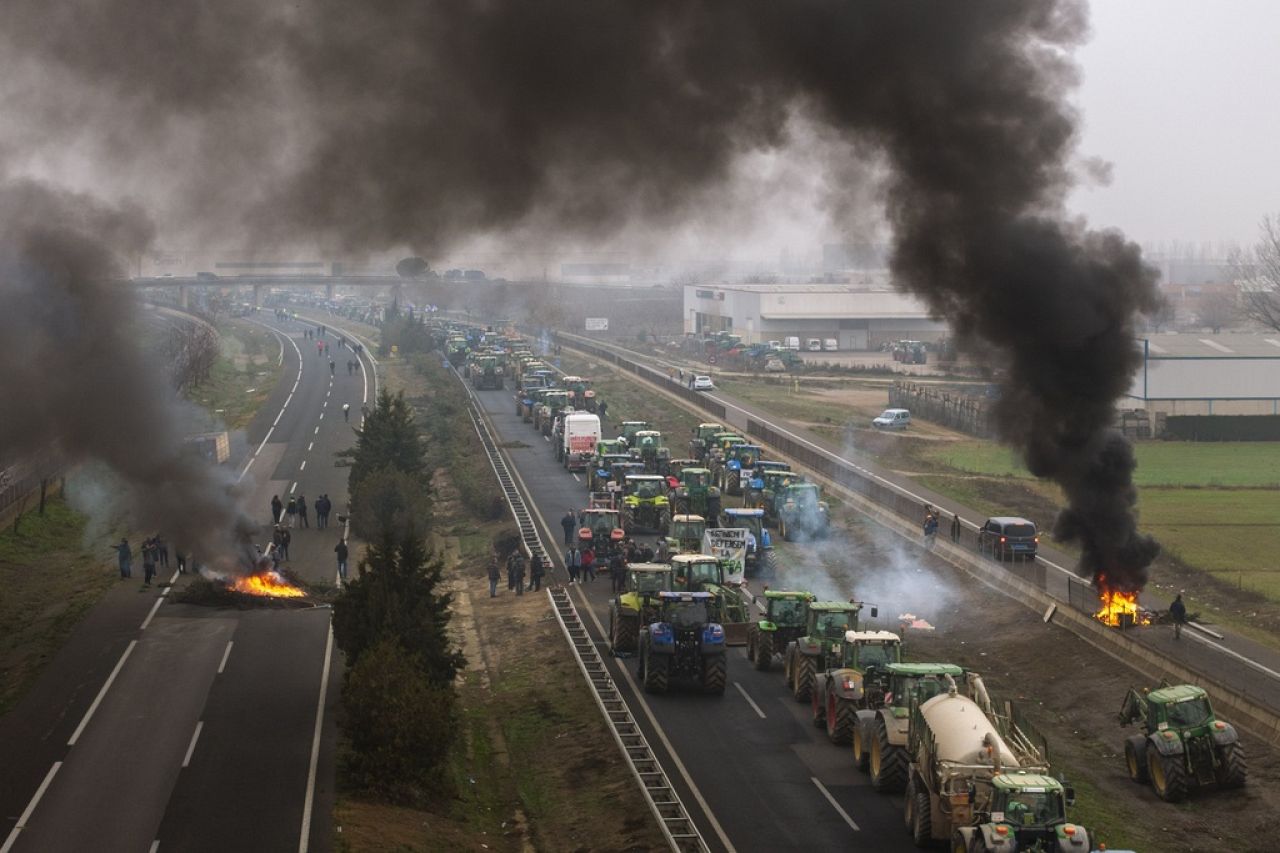 Des agriculteurs dressent des barricades après avoir bloqué une autoroute lors d'une manifestation près de Mollerussa, en Espagne.