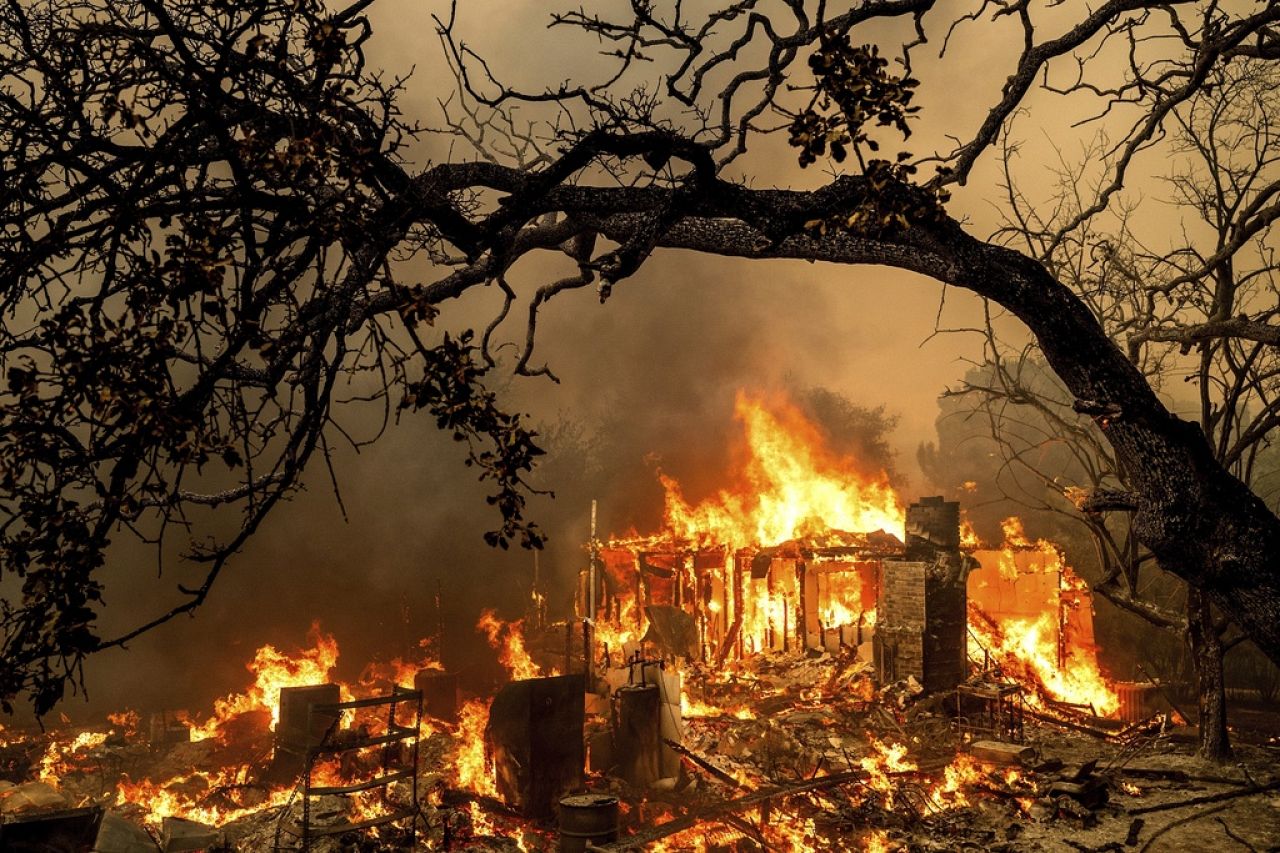 Les flammes consument une structure sur Bessie Lane alors que l'incendie de Thompson brûle à Oroville, en Californie.