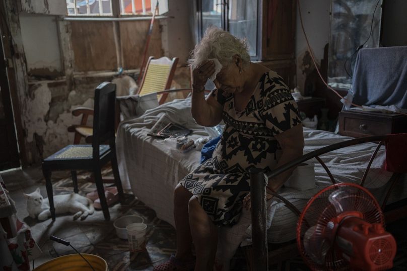 Margarita Salazar, 82 ans, essuie la sueur avec un mouchoir chez elle, dans une chaleur intense à Veracruz, au Mexique.