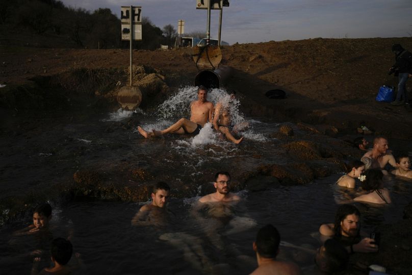 Des gens profitent d’une piscine d’eau chaude près du mont Bental, sur le plateau du Golan sous contrôle israélien.