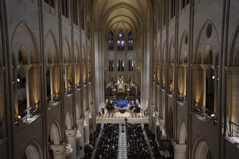 Des invités assistent au service religieux dans la cathédrale Notre-Dame alors que la cathédrale emblématique de France rouvre officiellement ses portes pour la première fois depuis un incendie dévastateur.