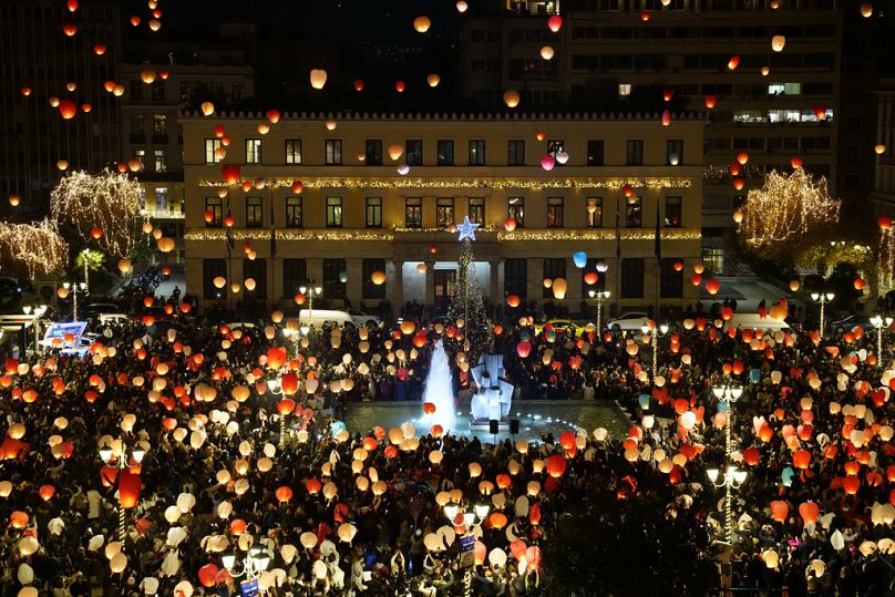 Les gens lâchent des lanternes célestes lors de l'événement intitulé