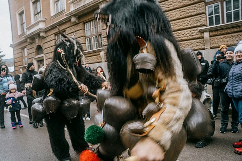 Masques animaliers et costumes de fourrure au festival Surva en Bulgarie