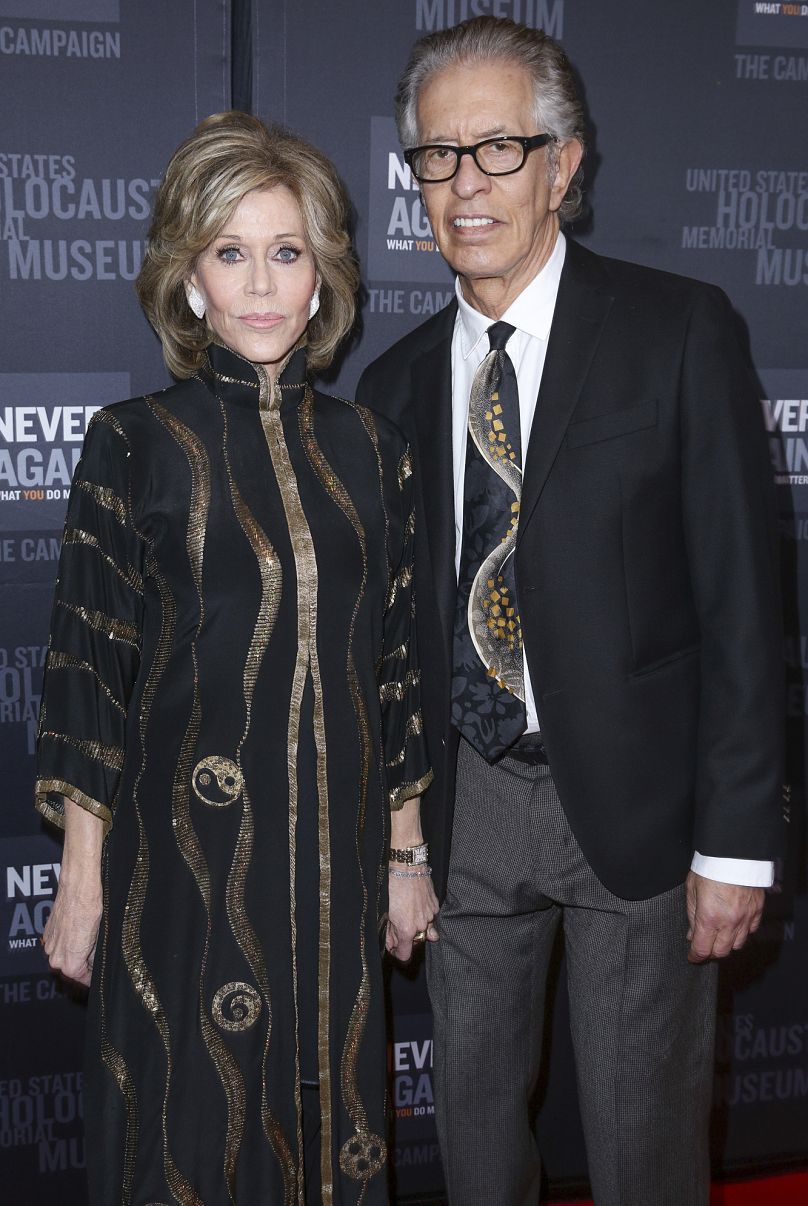 Jane Fonda, à gauche, et Richard Perry arrivent au dîner What You Do Matters 2016